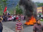 Masyarakat Aksi Bakar Ban Depan Bumi Perkemahan Sibolangit, Arul Lalu Lintas Medan - Berastagi Lumpuh Total
