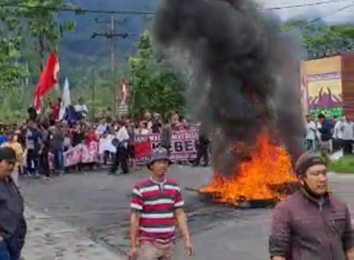 Masyarakat Aksi Bakar Ban Depan Bumi Perkemahan Sibolangit, Arul Lalu Lintas Medan - Berastagi Lumpuh Total