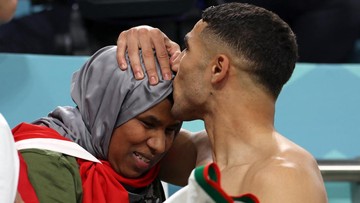 Achraf Hakimi Cium Kening Ibunda Usai Maroko Hajar Belgia