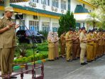 Plt. Bupati Langkat H Syah Afandin SH pimpin upacara peringatan hari bela negara (HBN) ke-74 tahun tingkat Kabupaten Langkat, di Halaman Kantor Bupati Langkat, Stabat, Senin (19/12/2022).