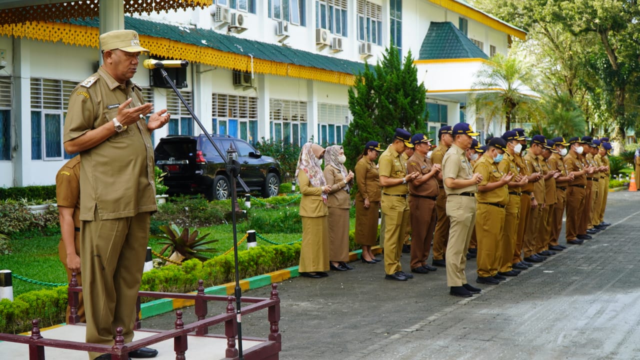 Plt. Bupati Langkat H Syah Afandin SH pimpin upacara peringatan hari bela negara (HBN) ke-74 tahun tingkat Kabupaten Langkat, di Halaman Kantor Bupati Langkat, Stabat, Senin (19/12/2022).