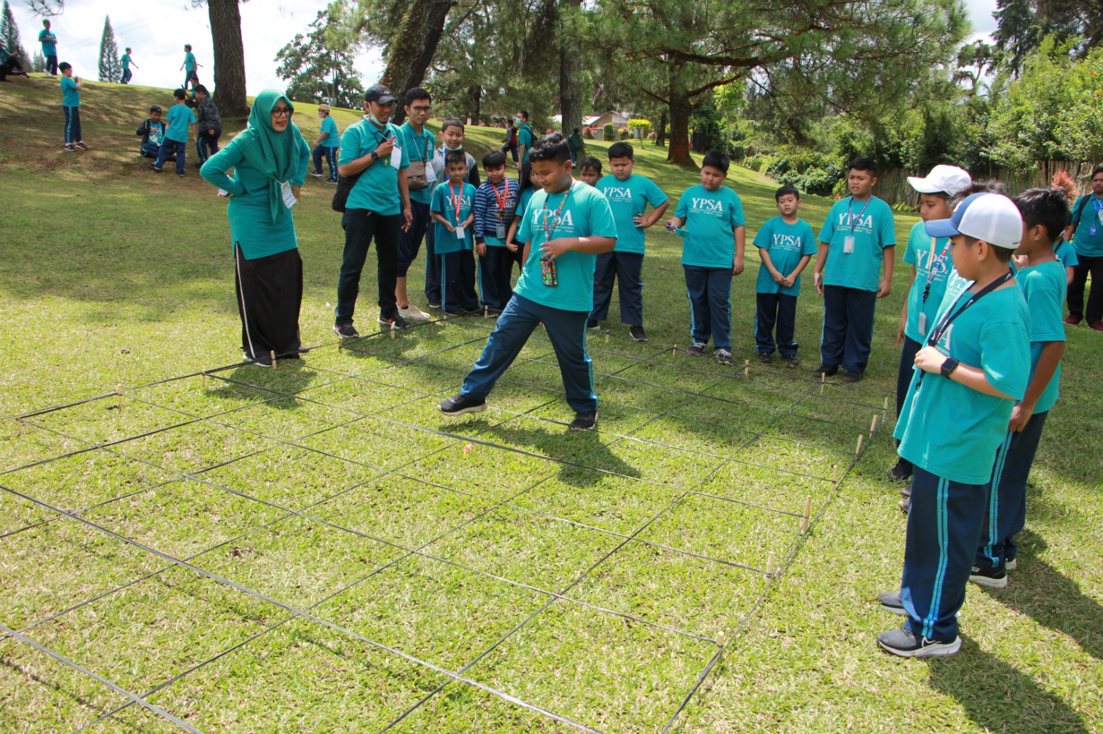 Siswa-siswi SD YPSA Edutour dan Bermain Permainan Tradisional di Bukit Kubu