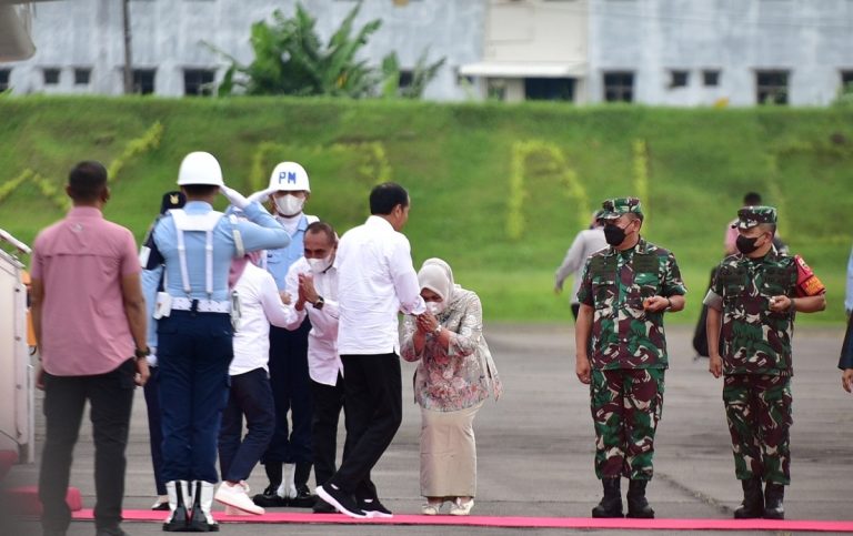 Presiden Jokowi dan Ibu Negara Tiba di Lanud Soewondo, Perayaan HPN 2023