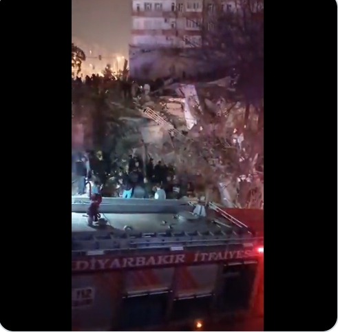 Gempa M 7,7 di Turki, Banyak Warga Dilaporkan Tertimbun Reruntuhan Gedung