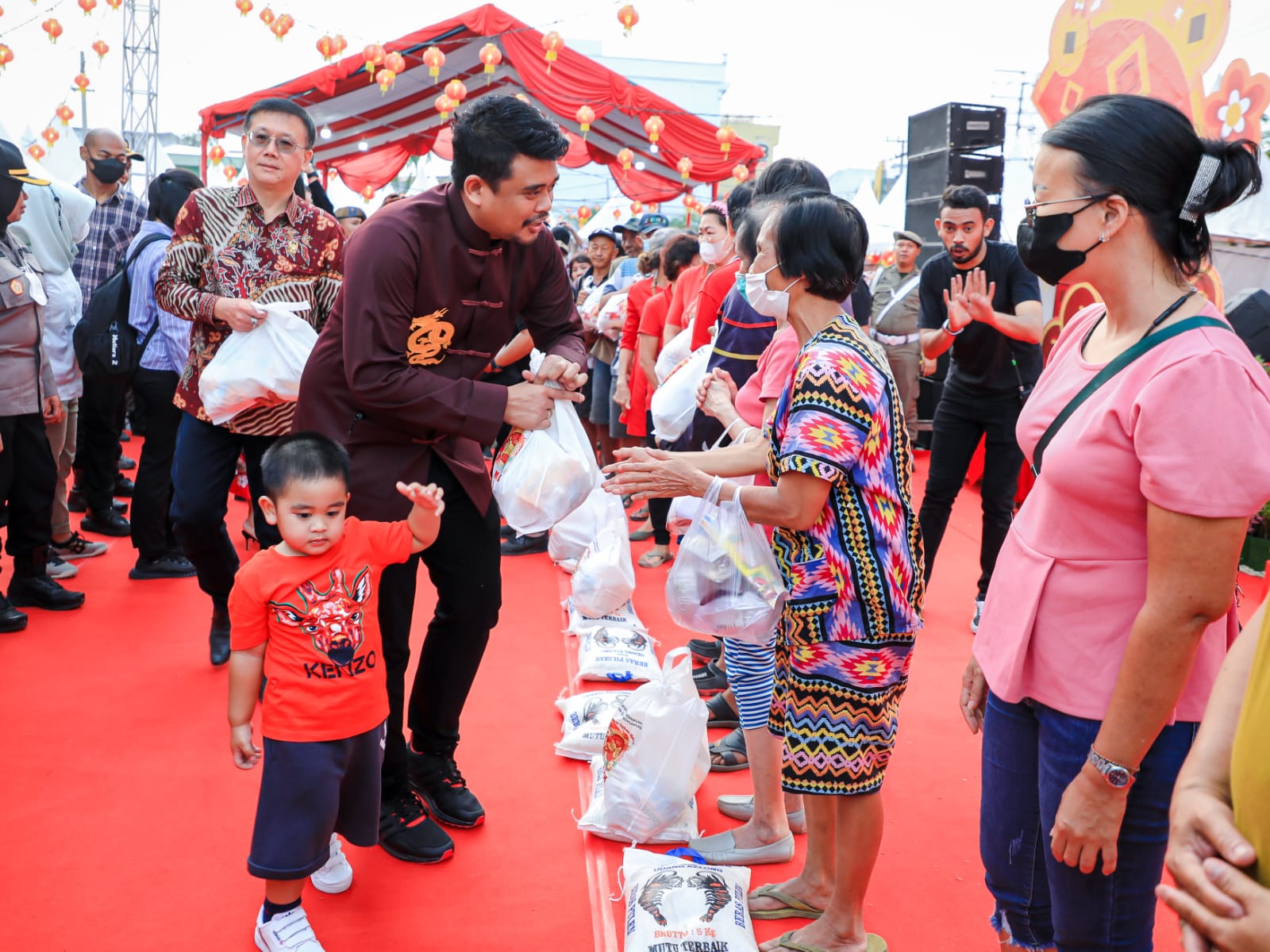 Imlek Fair 2023, Bobby Nasution Serahkan 1.080 Sembako Untuk Warga Tionghoa