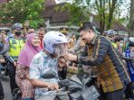 Dukung Tertib Lalu Lintas, Bobby Nasution Bagikan Leaflet dan Helm
