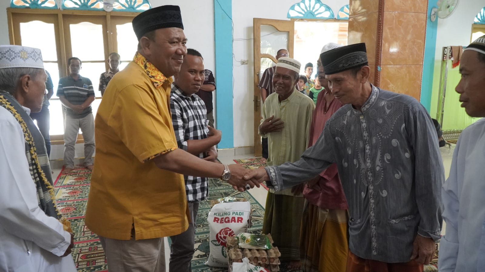 Bulan Penuh Berkah, Ratusan Paket Sembako Dibagikan PKS Mulia Tani Jaya