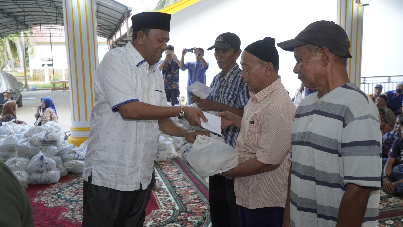 Plt. Bupati Langkat Serahkan 500 paket Sembako di 7 Kecamatan Wilayah Hilir