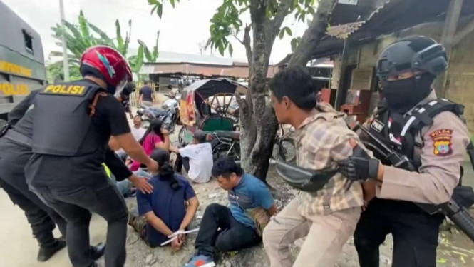 Penggerebekan Markas Judi dan Narkoba Jermal XV, Polisi Amankan Belasan Orang