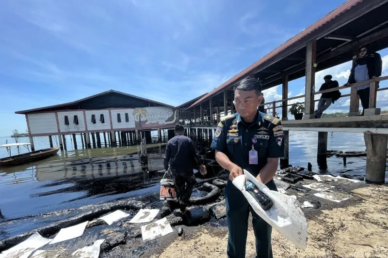 Nelayan Batam Khawatir Banyak Ikan Mati Akibat Pantai Tercemar Limbah