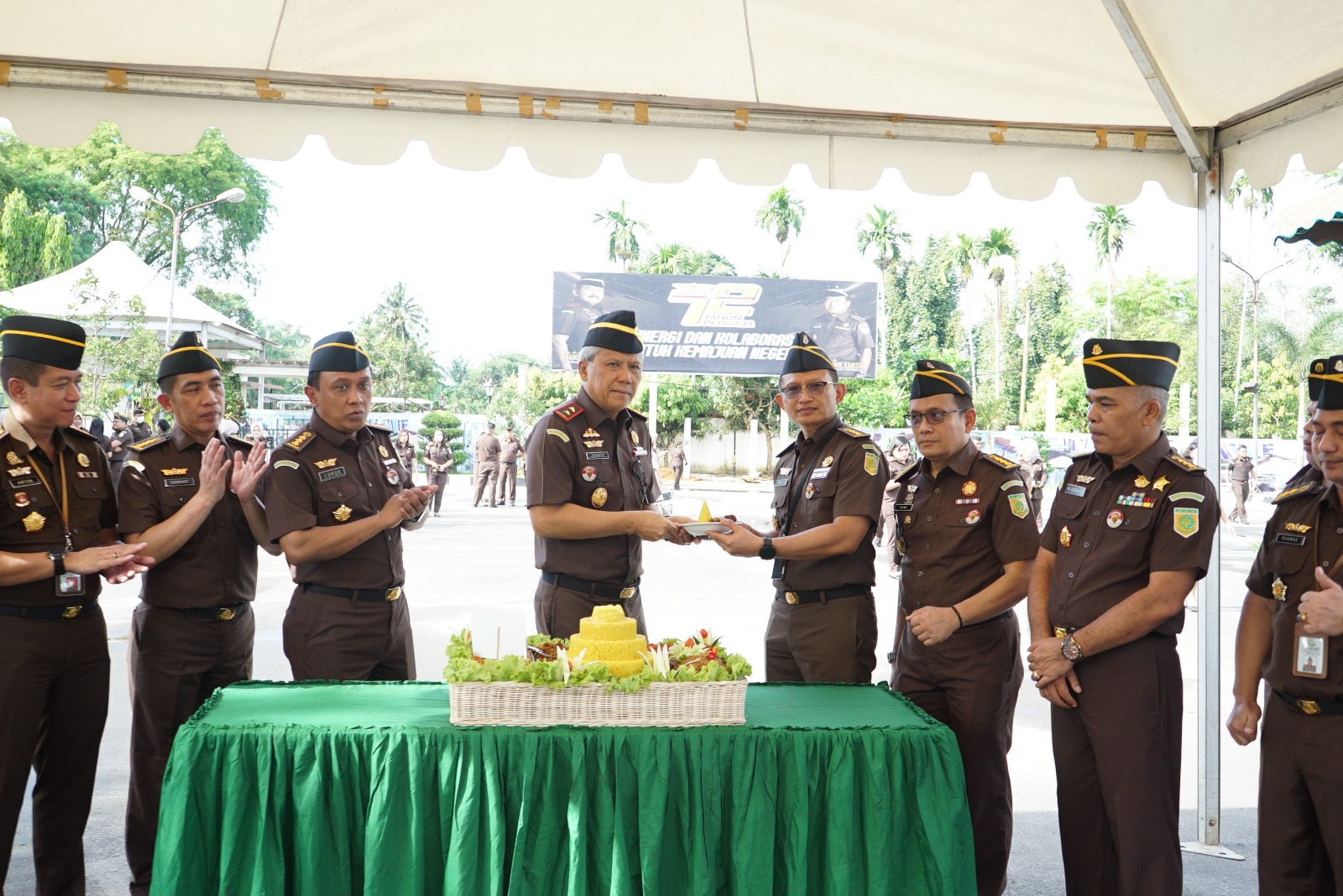 Kajati Sumut Potong Tumpeng dan Berikan Penghargaan Bidang Pidmil dan Datun