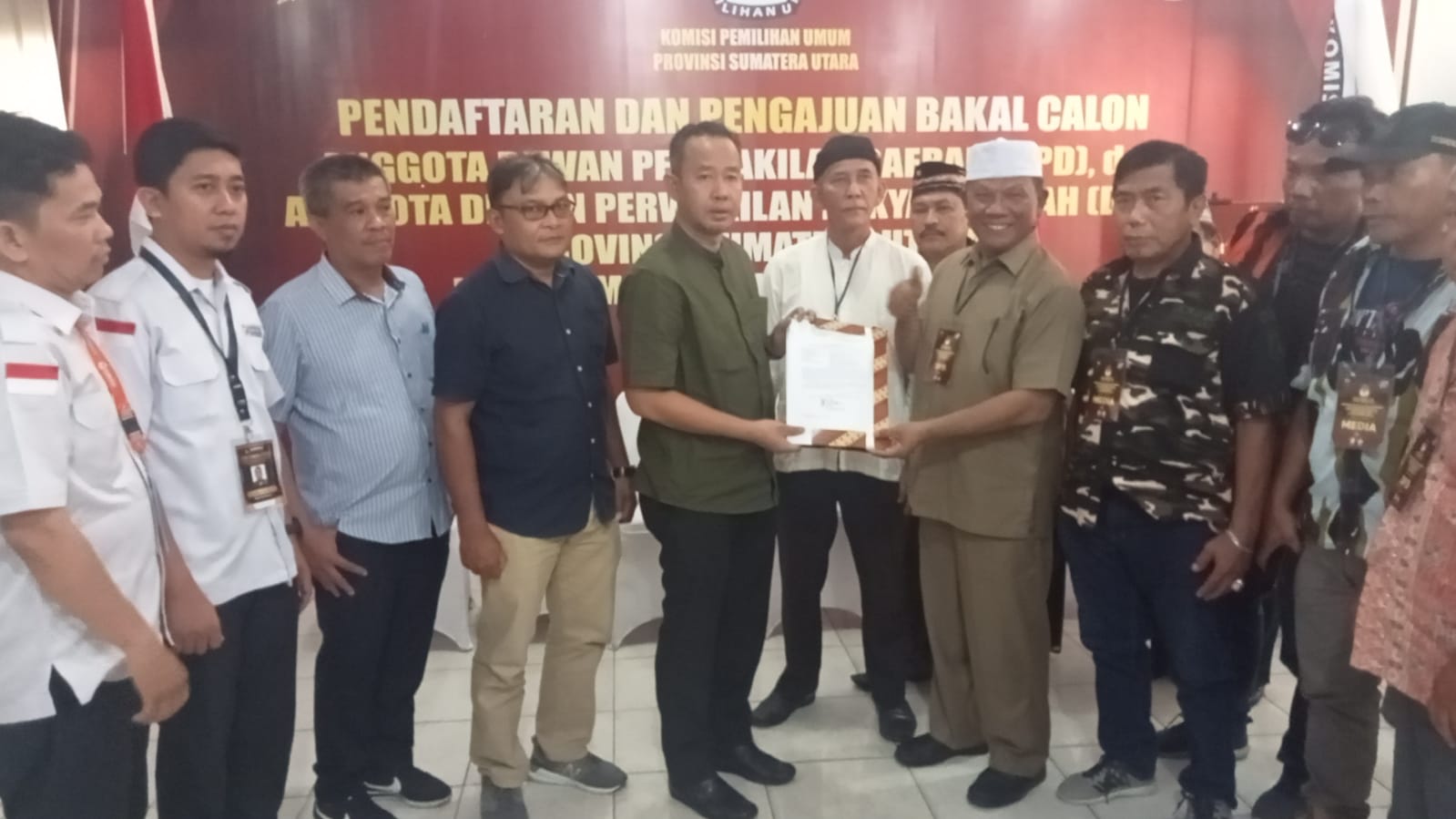 Bersama Pendukungnya, H. Albiner Sitompul Serahkan Berkas Pencalonan Anggota DPD RI ke KPU Sumut