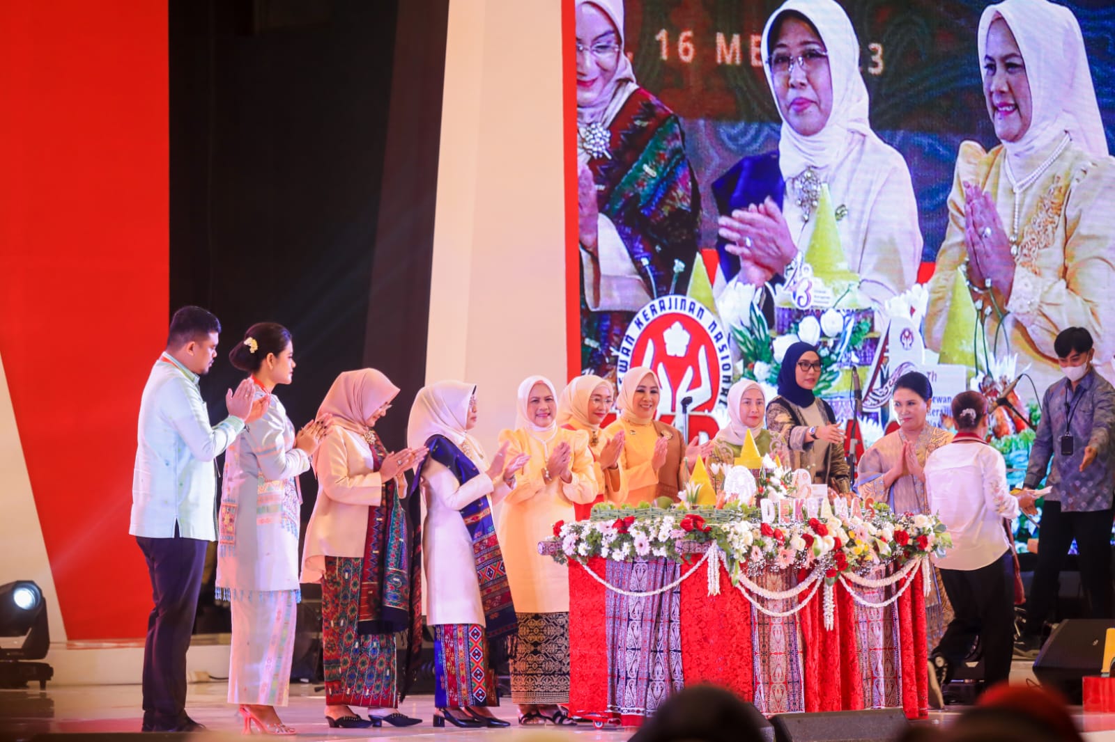 Ibu Negara Potong Tumpeng Tandai Peringatan HUT ke-43 Dekranas di Medan