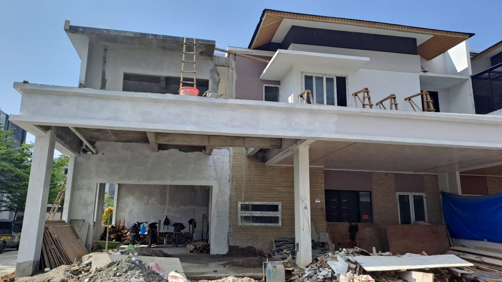 Tak Miliki PBG, Satpol PP Medan Rubuhkan Bangunan Mewah di Perumahan Givency One