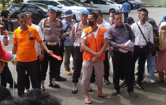 Rekonstruksi Kasus Anaknya, AKBP Achiruddin Hasibuan Pakai Rompi Tahanan