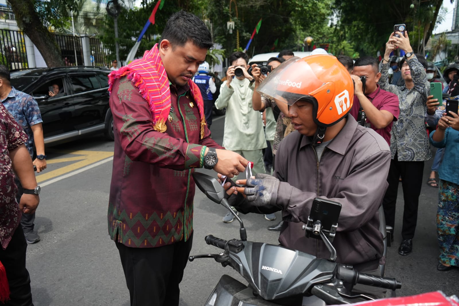 Bobby Nasution Bagikan Bendera Merah Putih ke Pengendara