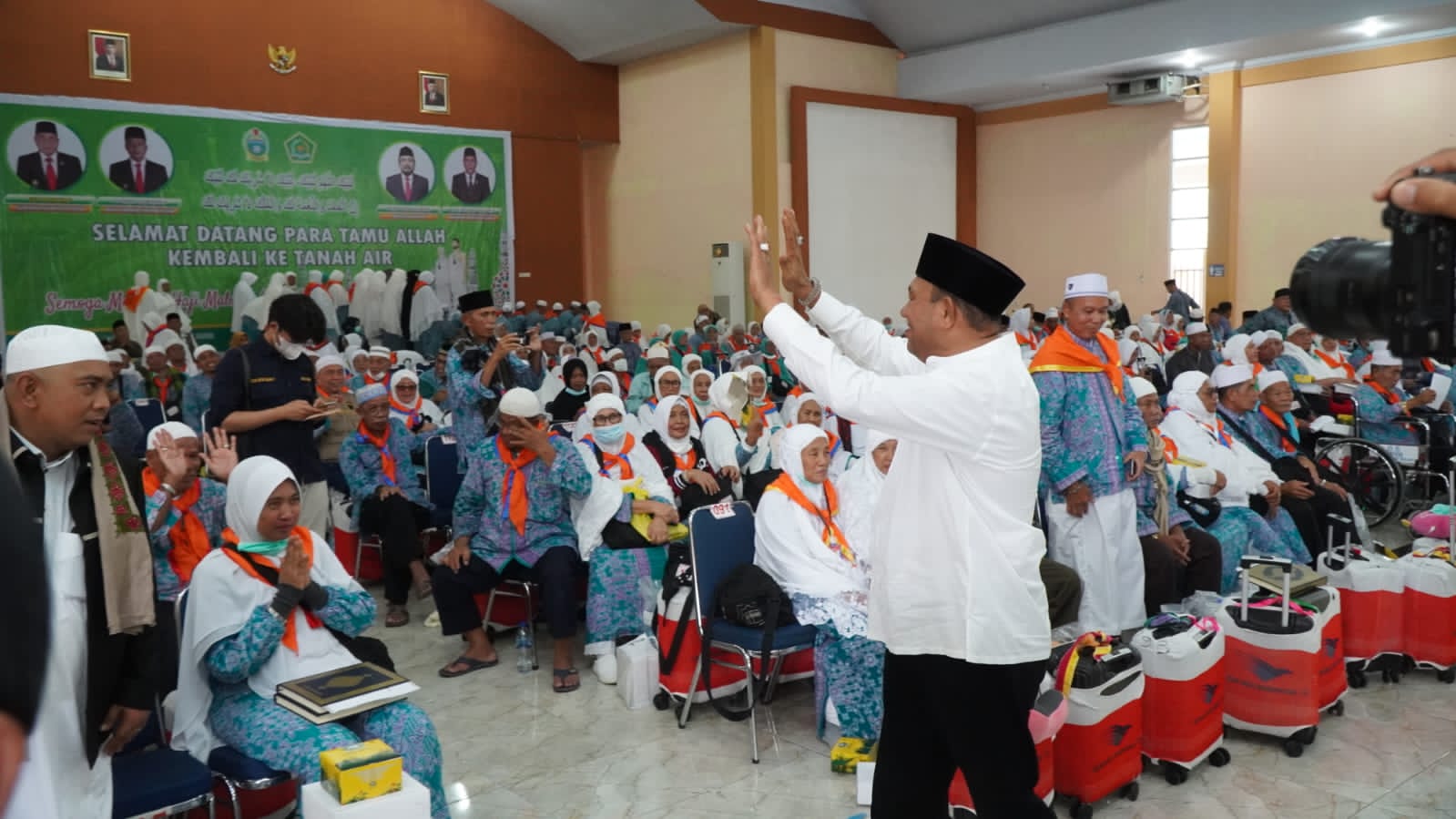 Syah Afandin Sambut Kepulangan Jamaah Haji Langkat di Medan