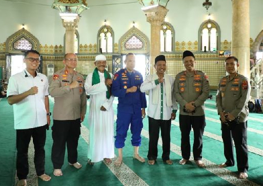 Kapolda Sumut Irjen Agung Shalat di Masjid Raya Al-Mashun Medan