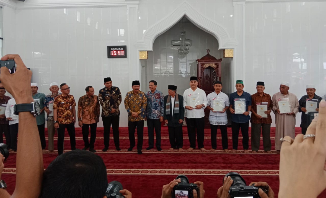 Menteri ATR/BPN Serahkan Sertifikat Tanah Wakaf Masjid Fajar Ramadhan Medan Johor dan 10 Masjid Lainnya