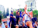 Bobby Nasution Naik Mobil Komando Terima Aspirasi Ratusan Pekerja