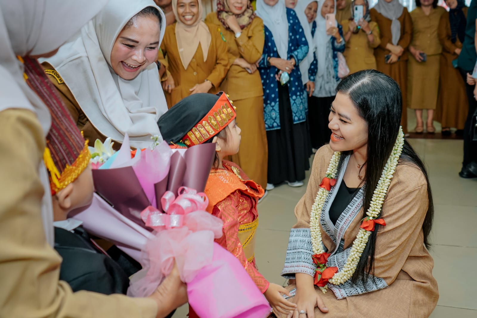 Dukung Penanganan Stunting, Ny Kahiyang Ayu Serahkan PMT ke 640 Lembaga PAUD