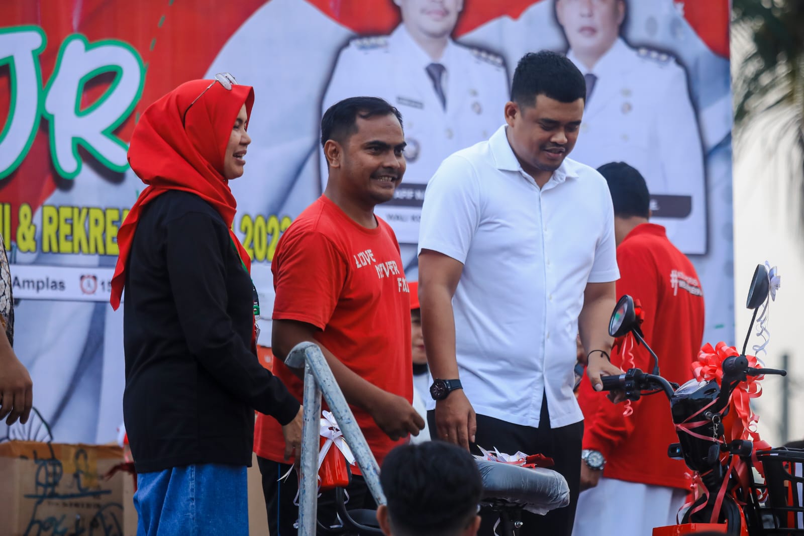 Senangnya Warga Amplas dapat Doorprize Sepeda Listrik dari Bobby Nasution