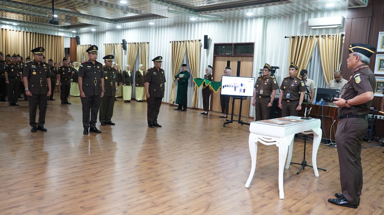 Lantik 3 Kajari, Kajati Sumut: Ciptakan Suasana Kerja Menyenangkan, Jaga Kekompakan dan Profesional Dalam Tugas