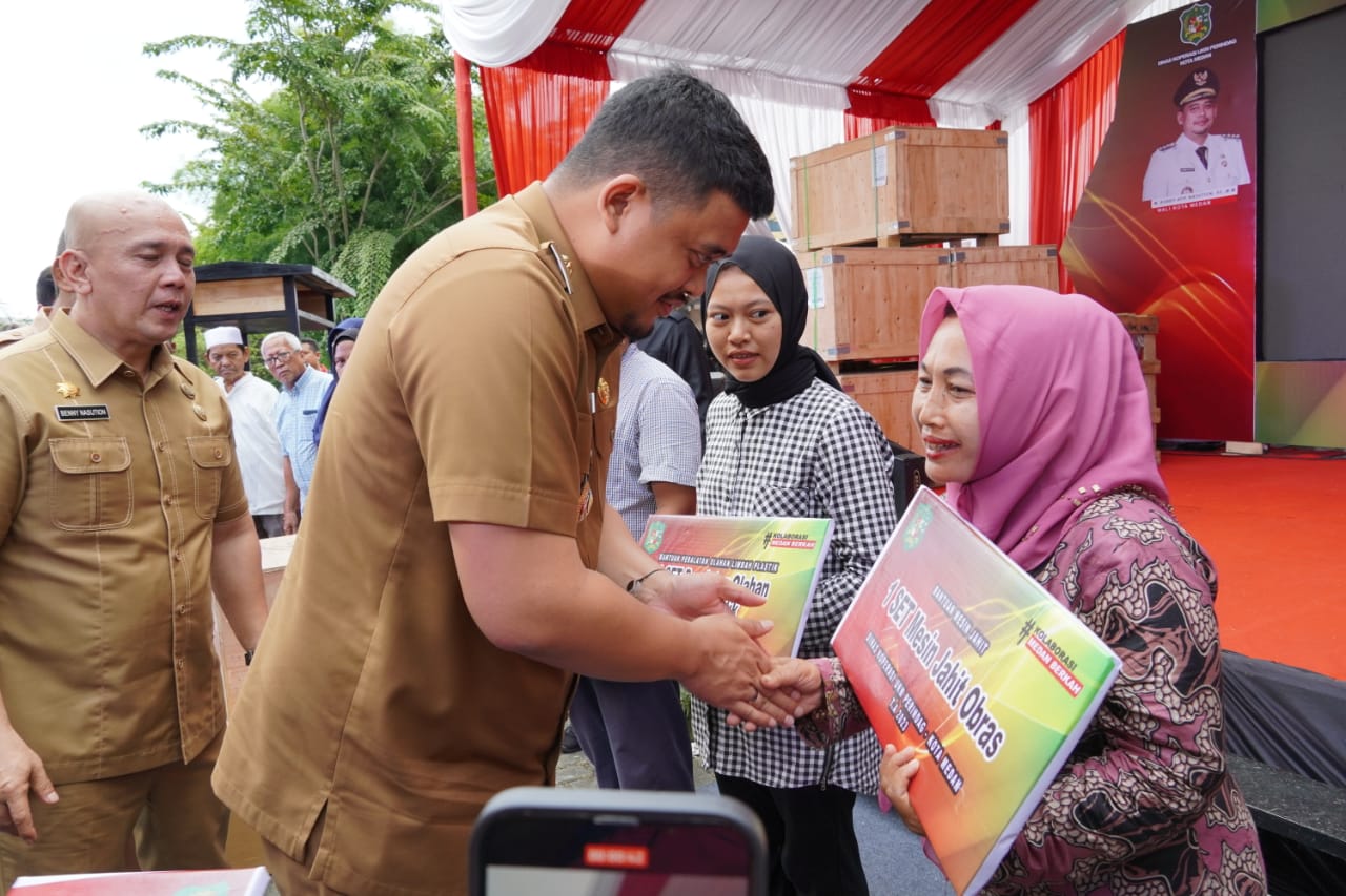 Bobby Nasution Serahkan Bantuan untuk Kelompok Usaha Bersama