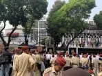 Pendukung Prabowo-Gibran Mulai Padati Jalan Depan Kantor KPU RI