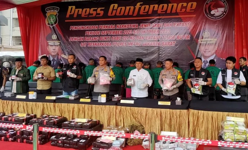 Polisi Bongkar Peredaran 225 Kg Sabu dan 11.356 Butir Ekstasi Asal Malaysia