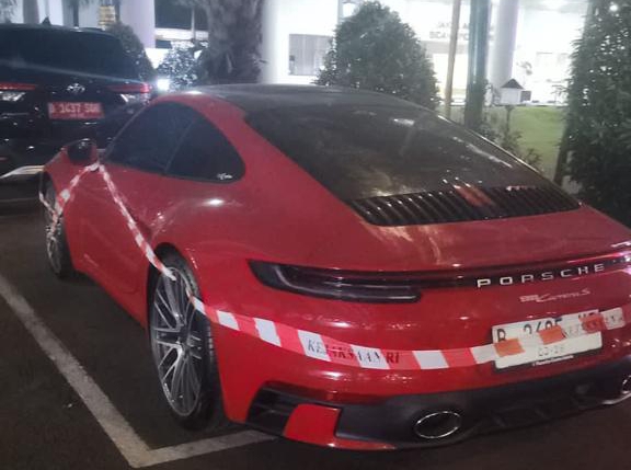 Penyidik Kejagung Sita 1 Mobil Porsche dari Istri Tersangka Korupsi di Kemenkominfo