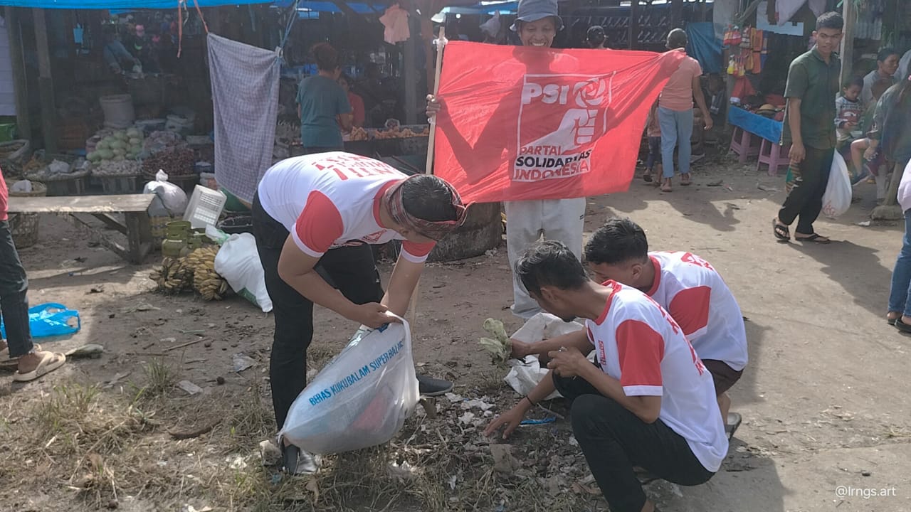 Ketua PSI Taput Bersih-bersih di Kecamatan Pagaran