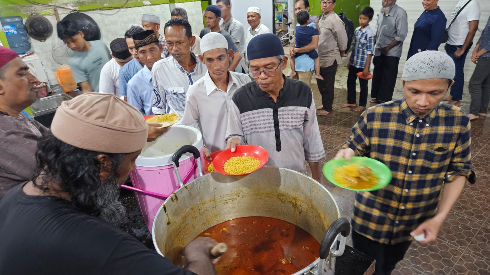 400 Porsi Nasi Beriani Dibagikan Setiap Minggu di Masjid Ghaudiyah