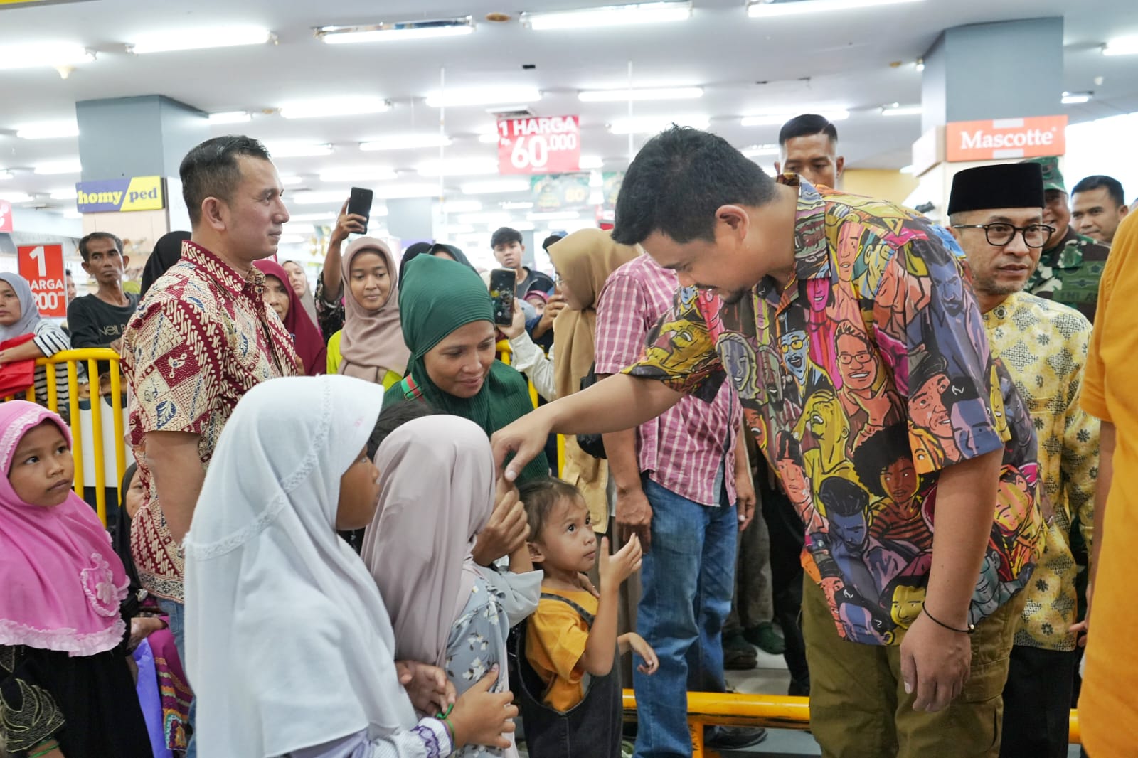 Wali Kota Medan Ajak Anak Yatim Berbelanja Baju Lebaran