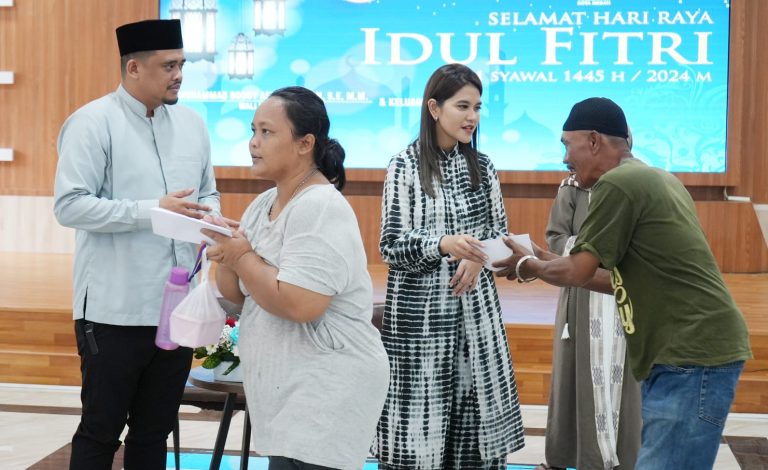 Ratusan Warga Padati Open House Idul Fitri 1445 H di Rumah Dinas Wali Kota Medan