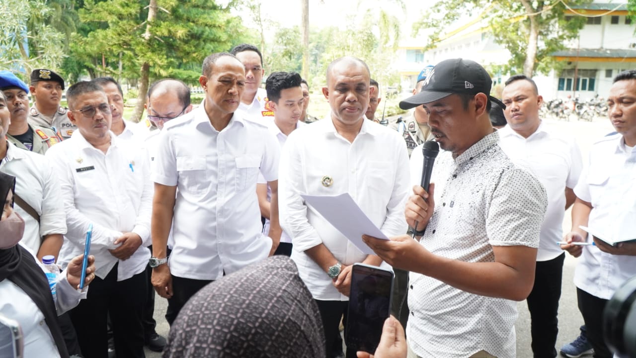 Pj. Bupati Langkat Temui Massa Aliansi Guru Honorer Peserta PPPK Tahun 2023