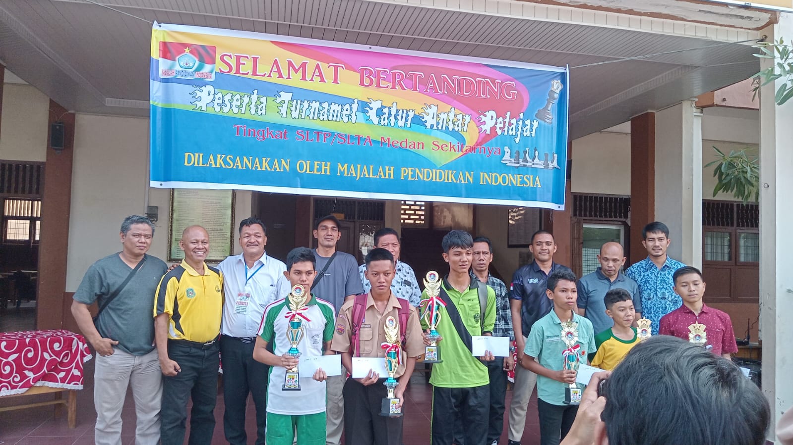 SMPN 18 dan SMAN 15 Medan Juara Turnamen Catur Majalah Pendidikan Indonesia