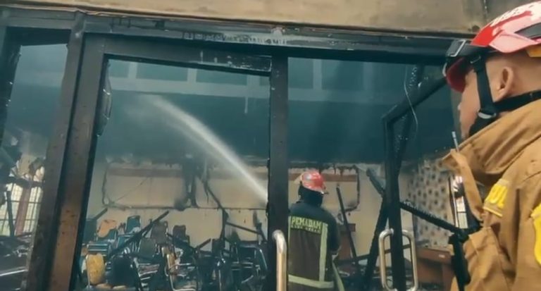Kebakaran Kantor Camat Medan Area Capai 90 Persen, Kerahkan 8 Mobil Damkar