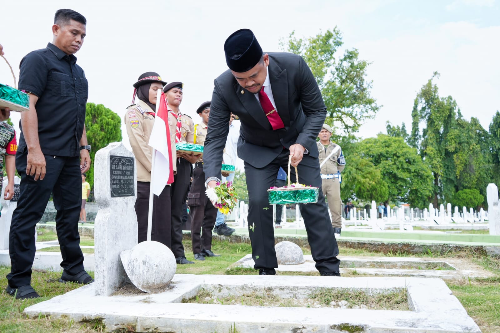 Bobby Nasution Ziarahi Makam Mantan Wali Kota Medan dan Gubsu Terdahulu