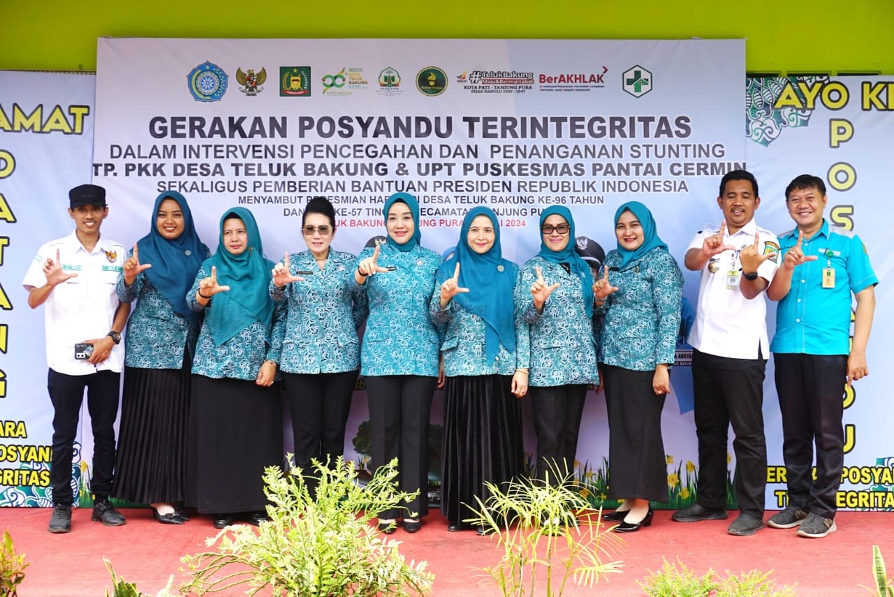 TP PKK Langkat Serahkan 100 Paket Sembako Bantuan Presiden RI di Kecamatan Tanjung Pura