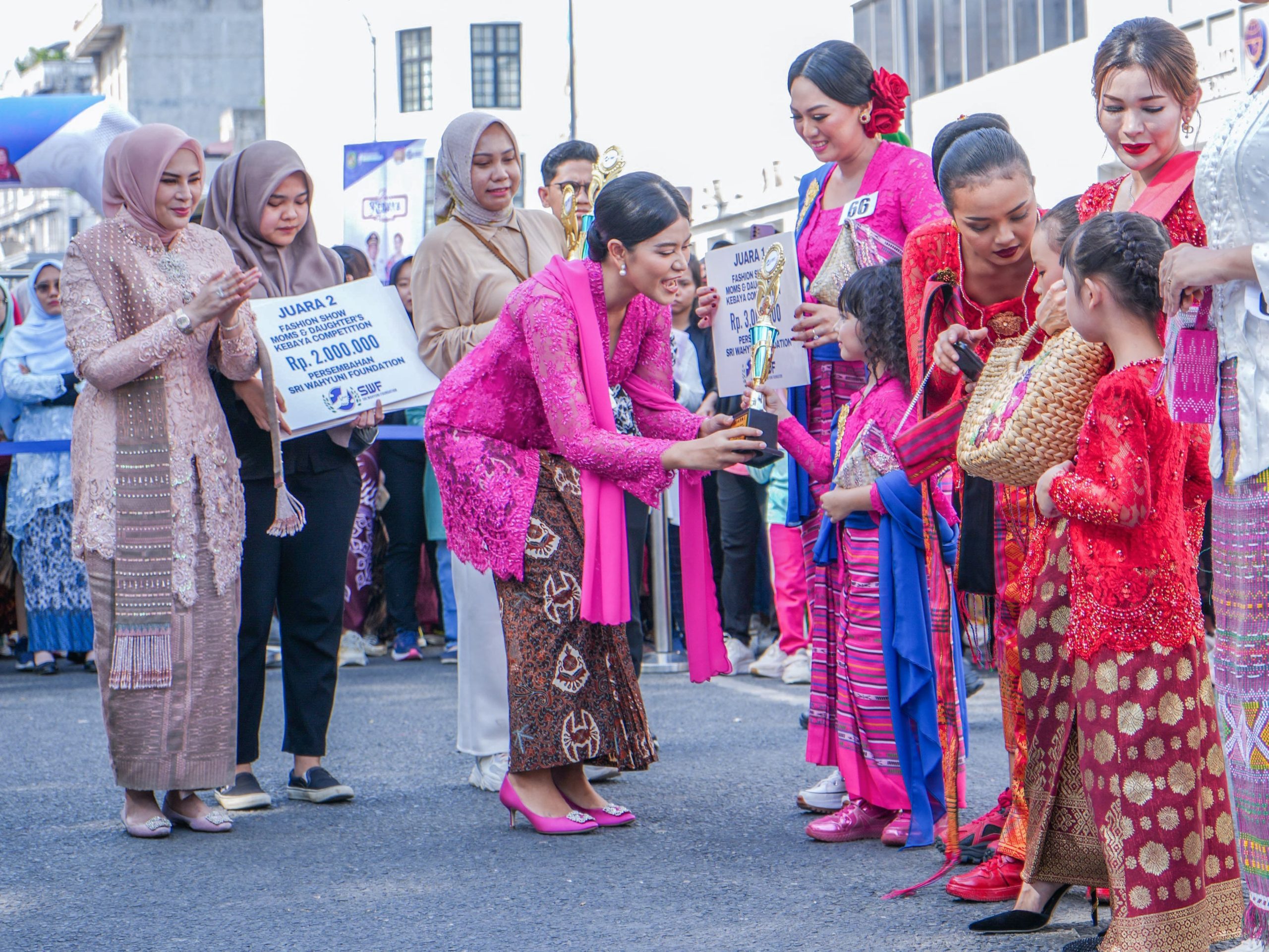 Kahiyang Ayu Lepas 6.500 Lebih Peserta Parade Kebaya Nusantara