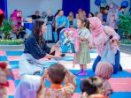 Kahiyang Ayu Bagikan Bingkisan untuk Anak Stunting di Peringatan HAN di Medan Petisah