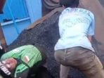 Pengemudi Ojol Tertimbun Aspal Muatan dari Dump Truk yang Terbalik