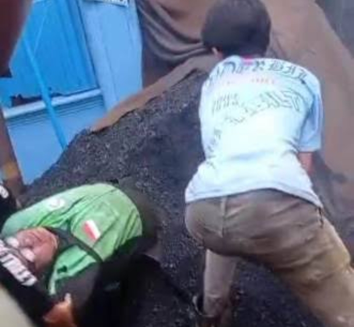 Pengemudi Ojol Tertimbun Aspal Muatan dari Dump Truk yang Terbalik