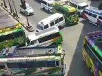 Sopir Bus Jurusan Berastagi Parkir di Badan Jalan Simpang Pos Jamin Ginting