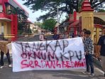 Demo di Mapolda Sumut, Mahasiswa Bawa Spanduk Tangkap Oknum KPU Sergai