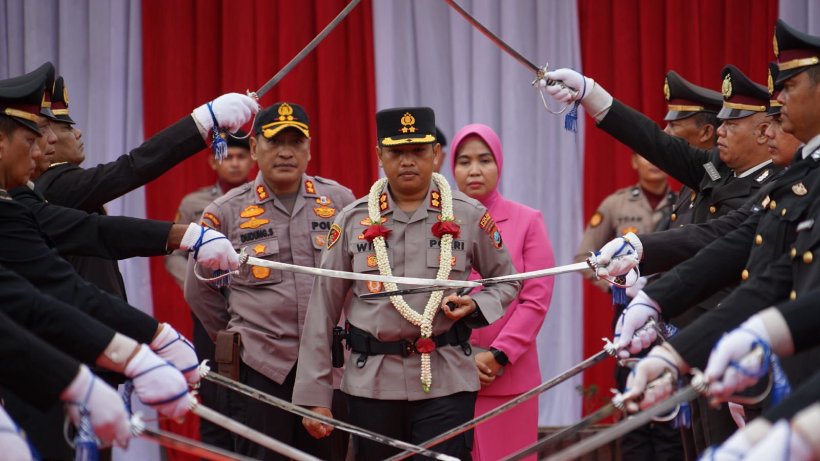 Tradisi Penyambutan Kapolres Padangsidimpuan AKBP Dr. Wira Prayatna