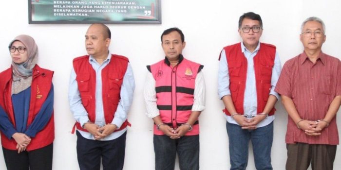 Rugikan Rp7,1 Miliar, 5 Tersangka Korupsi Pekerjaan Trolli Management System PT AP II Ditahan