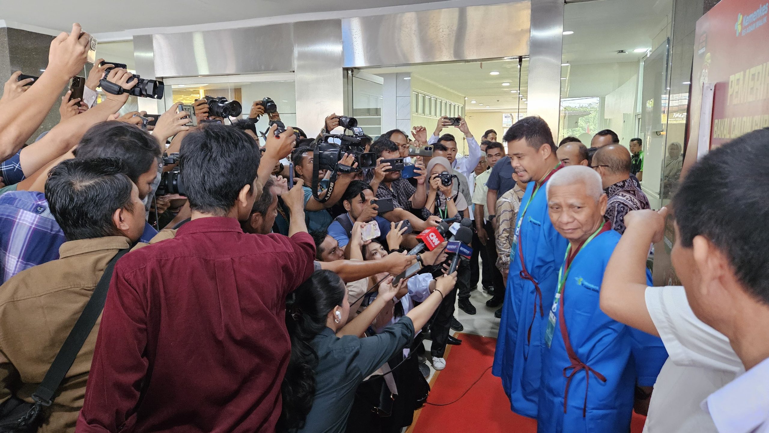 Santai Jalani Tes Kesehatan, Bobby Nasution Bercanda Dengan Awak Media