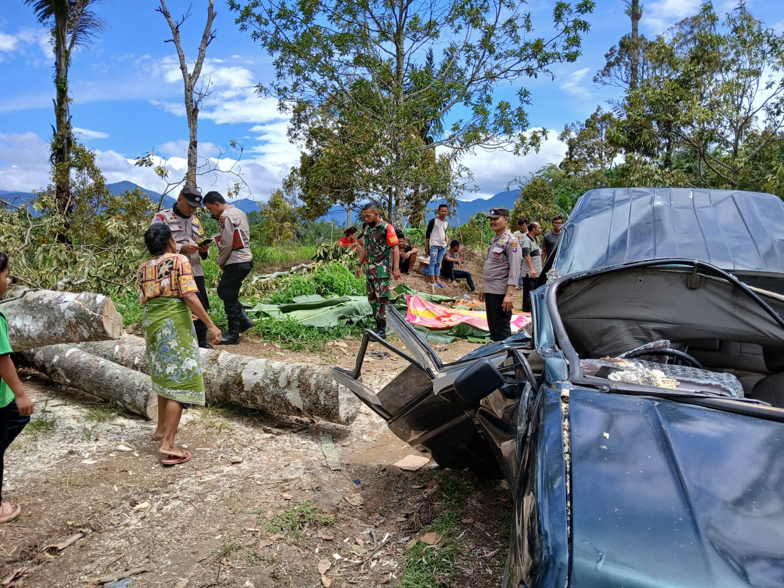 Pohon Tumbang Timpa Mobil Panther, 3 Tewas dan 2 Luka Parah